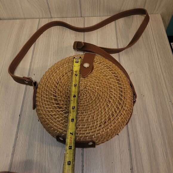 Handwoven Rattan Round Crossbody Handbag Purse Leather Strap & Clasp Wicker - Picture 6 of 6
